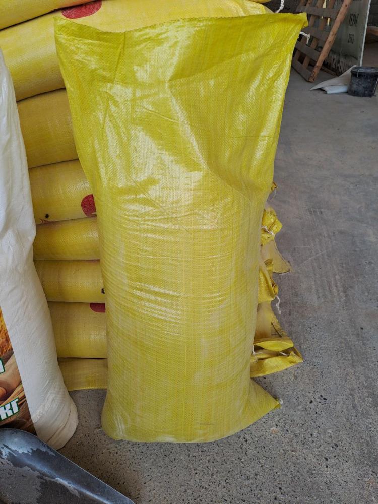 Yemlar va un sotiladi