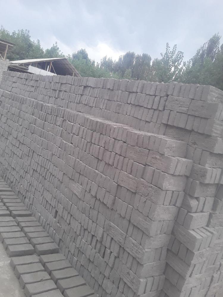 Qo'lda quyilgan yozgi beda pichani